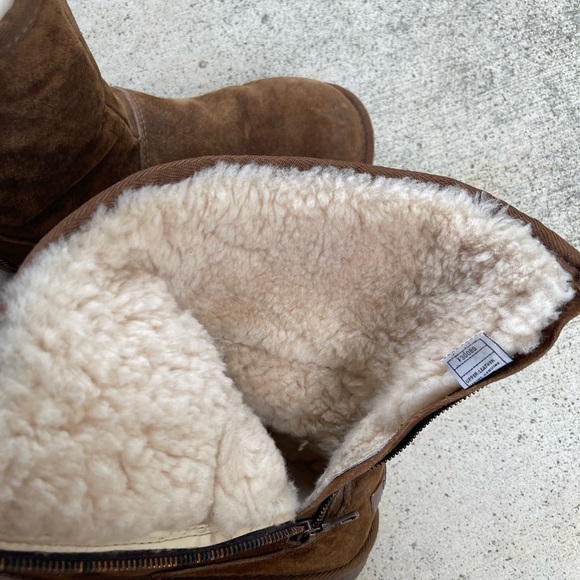 UGG boots.  Very clean and in good condition.  Metal label on the back. - Picture 4 of 7